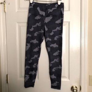 Yogalicious lavender grey camo leggings sz M